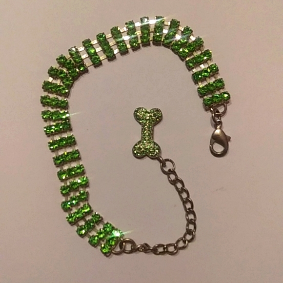 Rhinestone green w dog bone dangle 10.5"